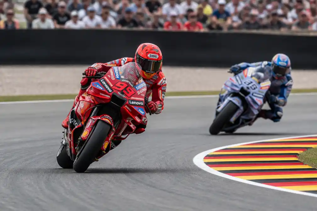 Marc Márquez wint sprintrace MotoGP op Sachsenring