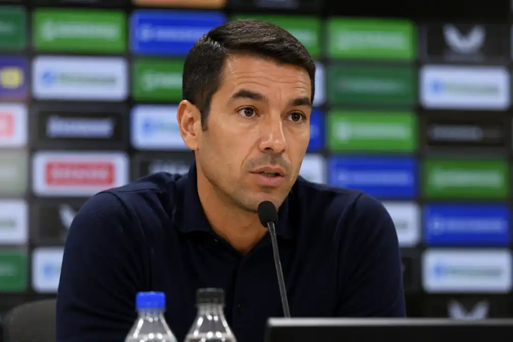 Van Bronckhorst ziet Slot als geschikte bondscoach