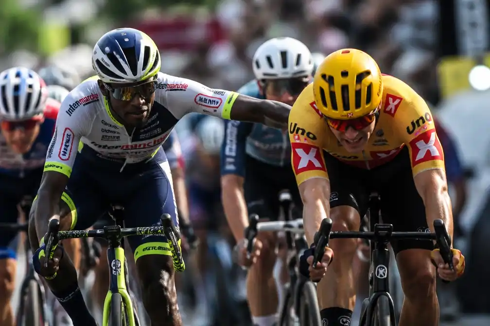 Girmay en Waerenskjold botsen in sprint Tour de France, jury geeft waarschuwing