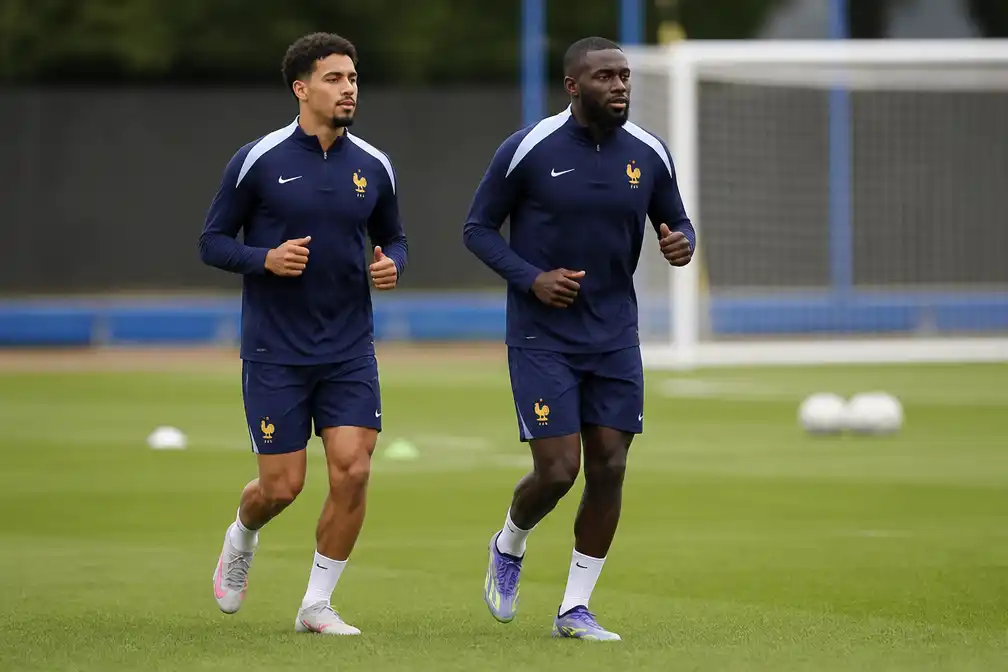 Franse verdedigers Saliba en Upamecano rusten uit voor halve finale tegen Spanje