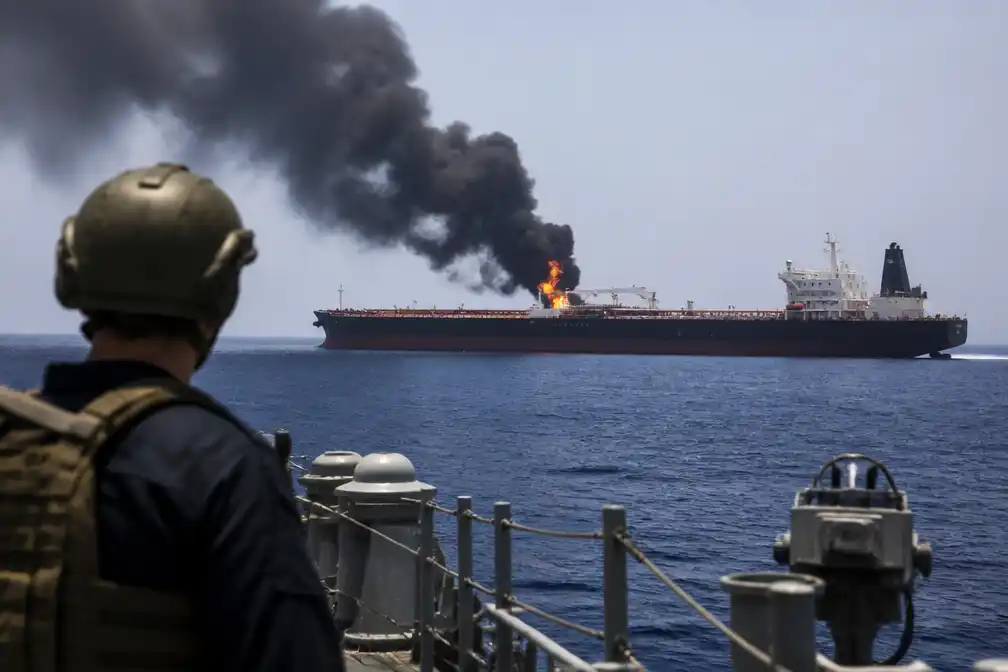 VS voert aanvallen uit op Iraanse doelen nadat Teheran Straat van Hormuz sluit en schip treft