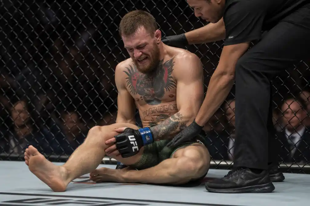 Comeback Conor McGregor bij UFC na 69 seconden voorbij door knieblessure