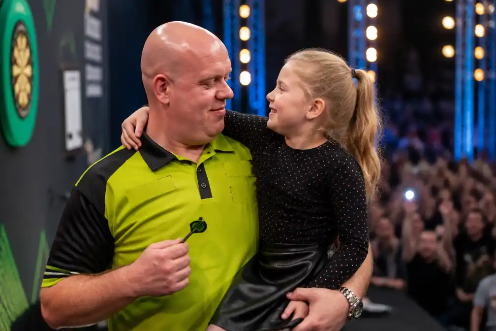 Michael van Gerwen wint in Leverkusen, deelt podium met dochtertje Zoë (8)