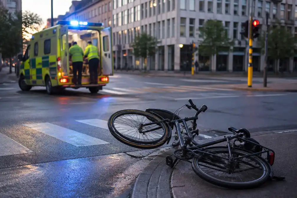 Twee fietsers frontaal gebotst in Leuven; vrouw loopt open armbreuk op