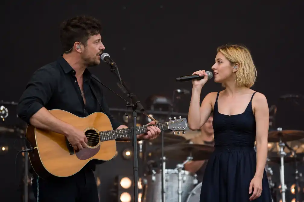Beelden tonen hoe Pommelien Thijs met Mumford & Sons repeteert vlak voor Rock Werchter-verrassing