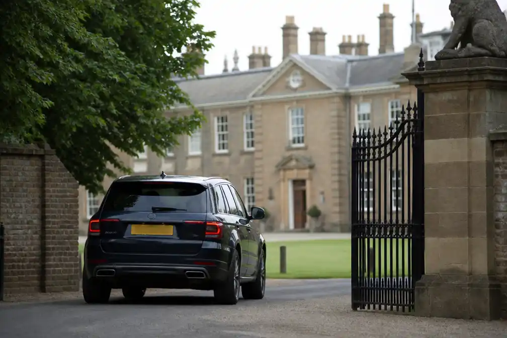 Prins Harry bezoekt Althorp House, ouderlijk huis prinses Diana