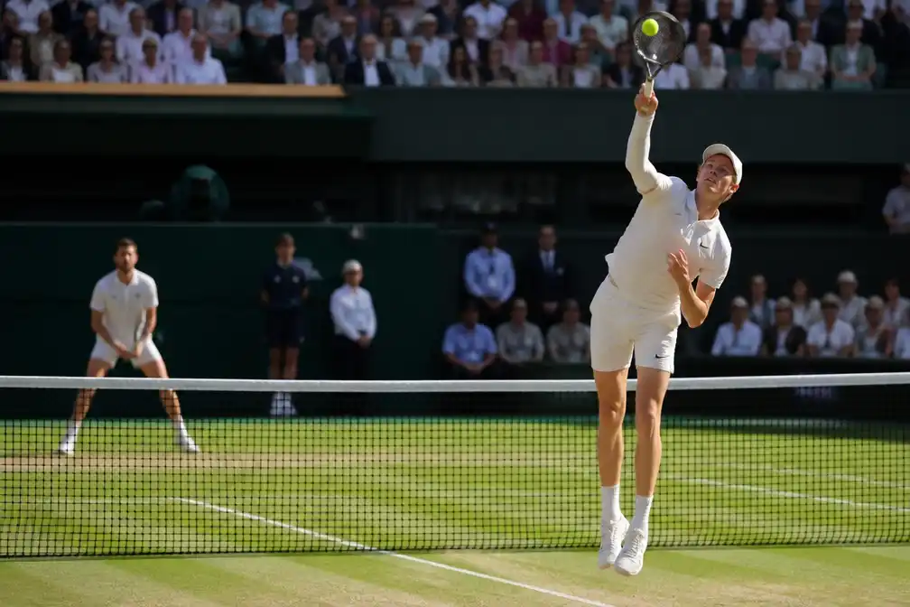 Jannik Sinner verslaat Alexander Zverev in vier sets en behoudt Wimbledon-titel