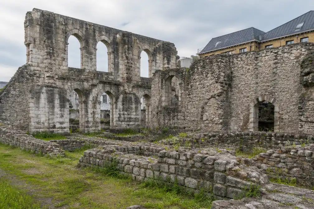 Restauratie van Sint-Baafsabdij in Gent gestart om verval te stoppen