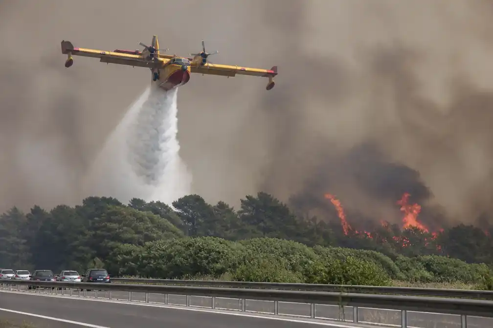 Blusvliegtuigen ingezet bij 'exceptionele' bosbrand in Fontainebleau bij Parijs
