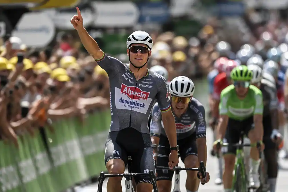 Internationale media loven 'magistrale' etappezege Mathieu van der Poel in Tour