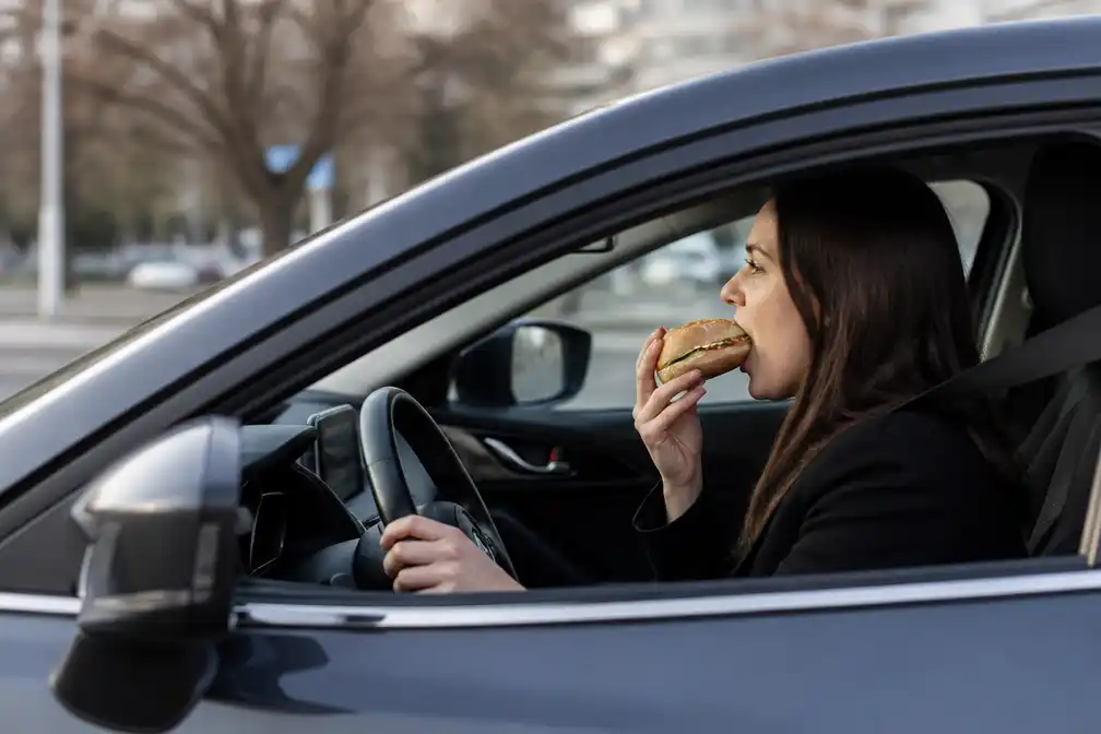 Europese landen beboeten eten, roken en oordopjes achter het stuur
