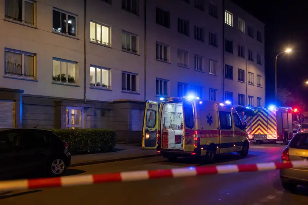 Persoon levensgevaarlijk gewond bij val uit raam vierde verdieping in Laken