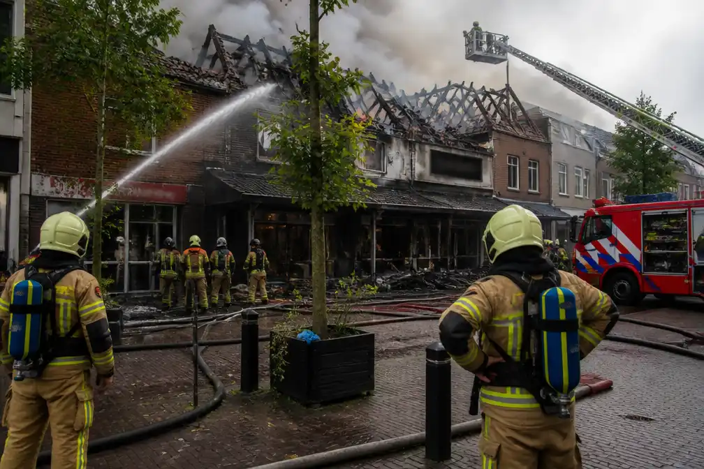 Grote brand verwoest slagerij in centrum Meppel, kinderdagverblijf en bibliotheek ontruimd