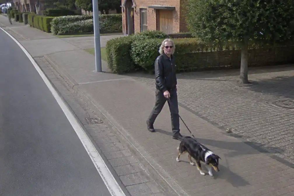 The Scabs-zanger Guy Swinnen opgemerkt op Google Street View tijdens hondenwandeling