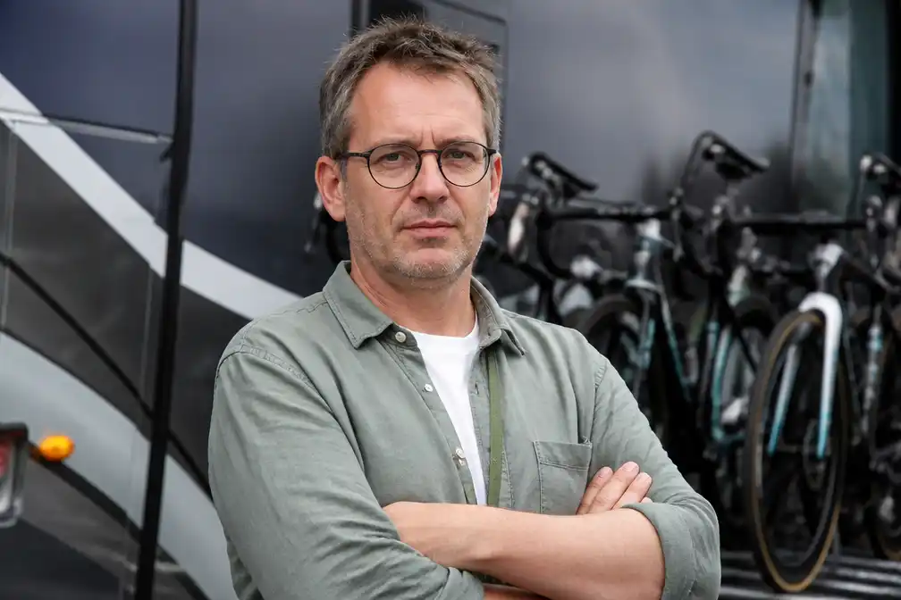 Maarten Vangramberen slaapt op fluokussen om tijdens Tour de France zijn hoofdkussen niet kwijt te spelen