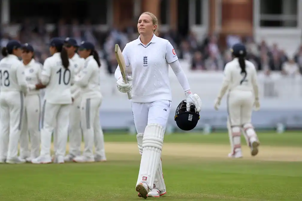 Engeland staat voor nederlaag in Lord's Test, Ecclestone vecht voor vijftig
