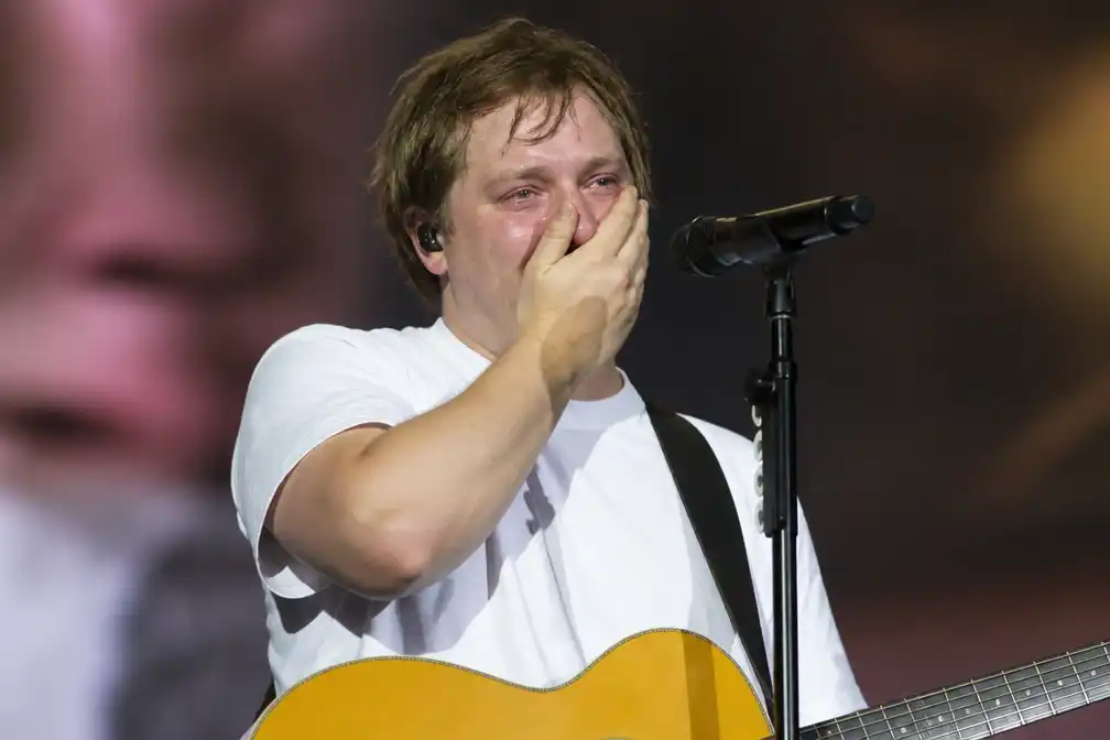 Lewis Capaldi barst in tranen uit tijdens optreden in Londen, blikt terug op pauze door Tourette