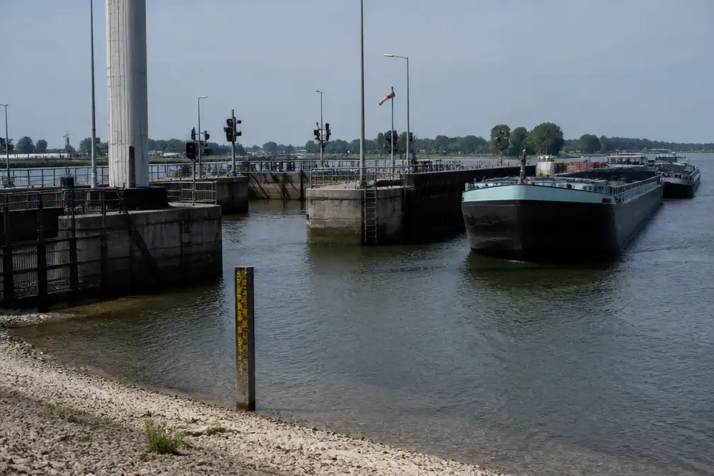 Lage waterstand zorgt voor langere wachttijden binnenvaart bij sluizen