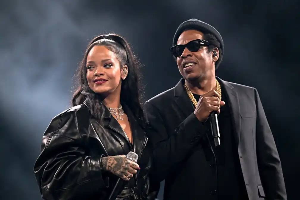 Rihanna verrast met optreden na drie jaar tijdens concert Jay-Z in New York