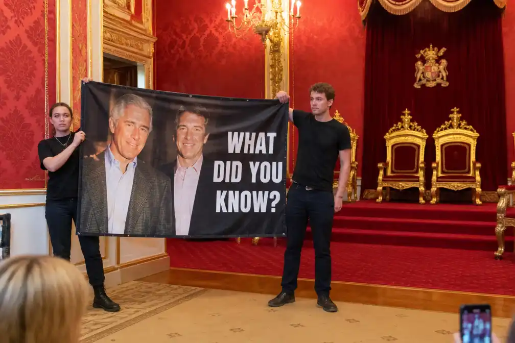 Activisten hangen spandoek in troonzaal Buckingham Palace: 'Wat wist u?' over Andrew en Epstein