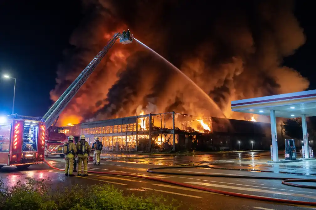 Zeer grote brand legt kringloopwinkel Veldhoven in as, geen gewonden