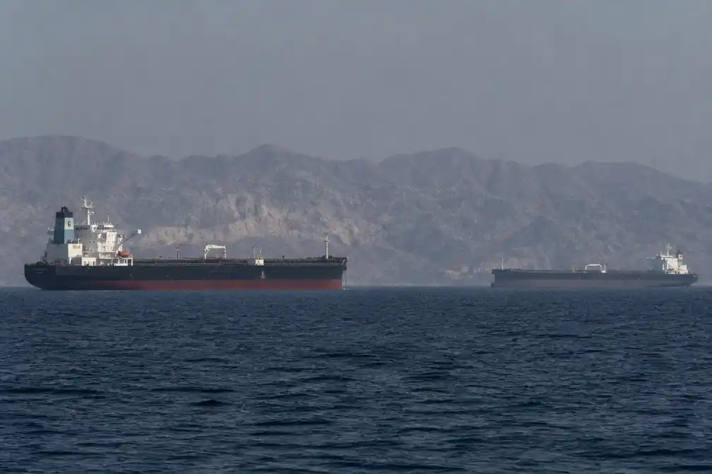 VS voert derde nacht aanvallen uit op Iran; tankers getroffen in Straat van Hormuz