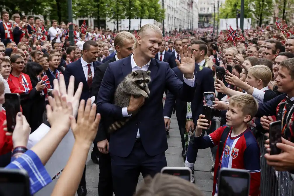 Noorse ploeg onthaald door duizenden in Oslo; Frankrijk-Spanje in halve finale