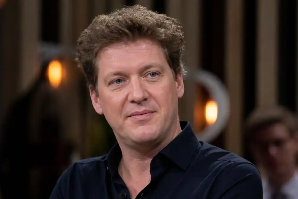 Jan Jaap van der Wal openhartig over negen operaties aan hazenlip in 'Humo'