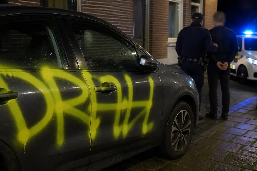 Man brengt gele graffiti aan op 18 voertuigen en woningen in Veurne, opgepakt