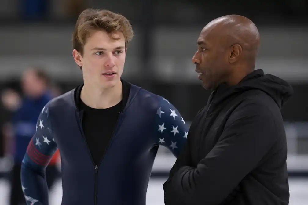 Olympisch schaatser Jordan Stolz herenigt met voormalig mentor Shani Davis