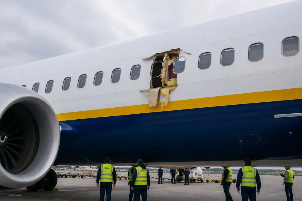 Echtgenote grijpt benen van man die bijna uit raam Ryanair-vlucht wordt gezogen