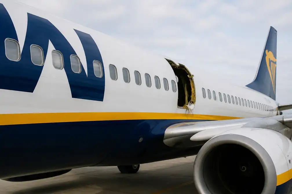 Vrouw greep benen van man die uit raam Ryanair-vliegtuig werd gezogen