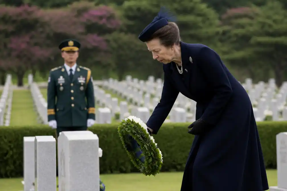 Prinses Anne eert Britse Korea-oorlogsslachtoffers in Busan