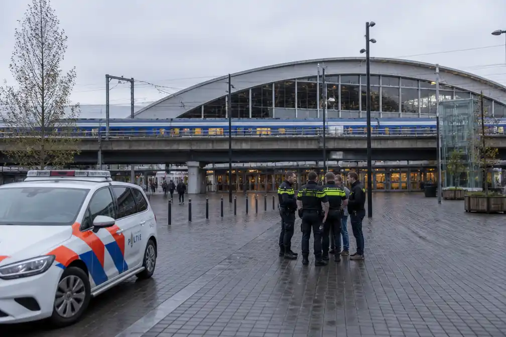 Man verliest tanden na klap op station Sloterdijk om weigering sigaret