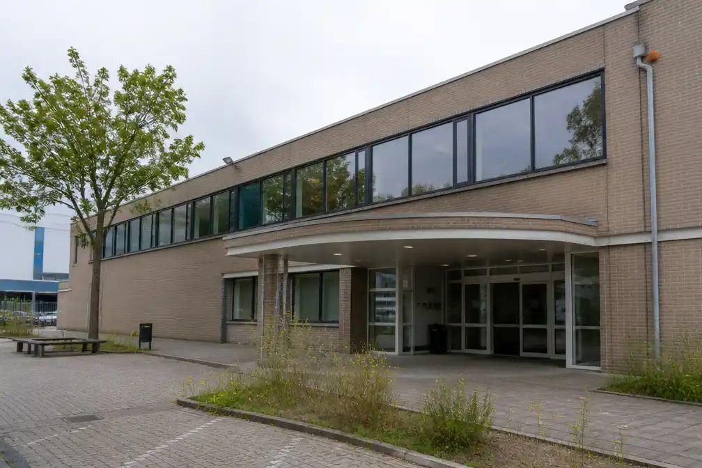 Rode Kruis richt dagopvang met wifi, water en stroom in voor asielzoekers in Ter Apel