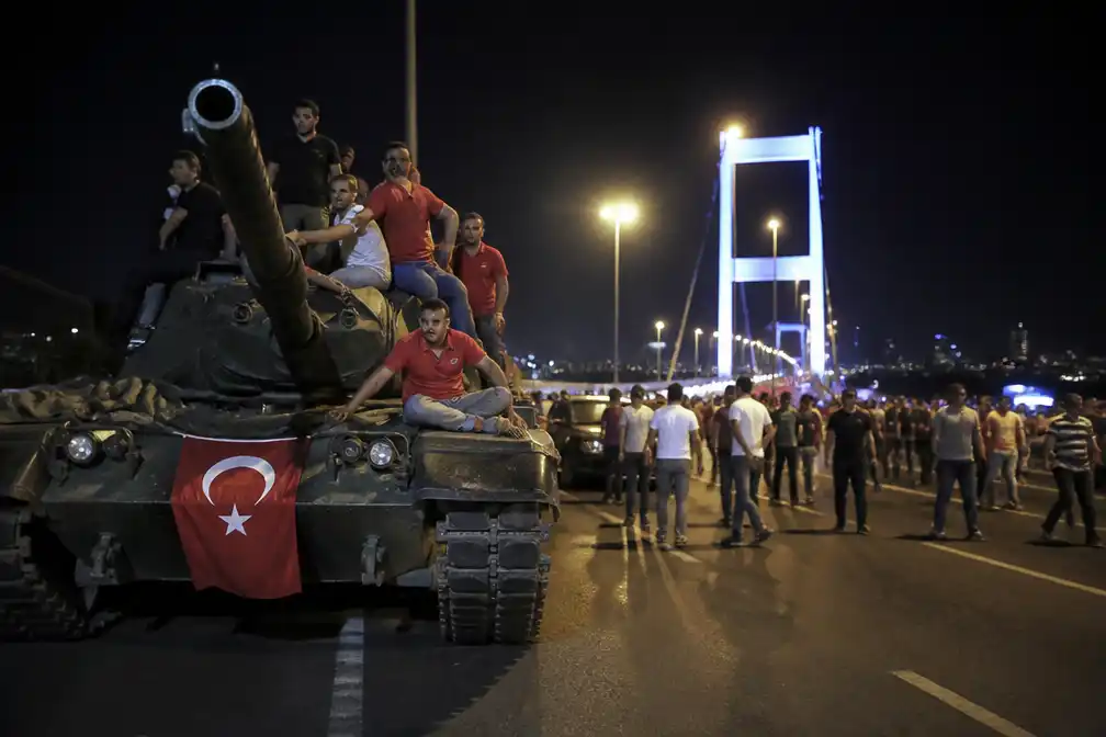 Turkije herdenkt mislukte staatsgreep 10 jaar later, nasleep nog voelbaar