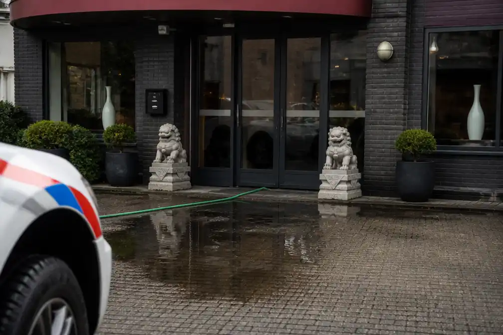 Man laat tuinslag urenlang water in Nijmeegs restaurant spuiten, enorme schade