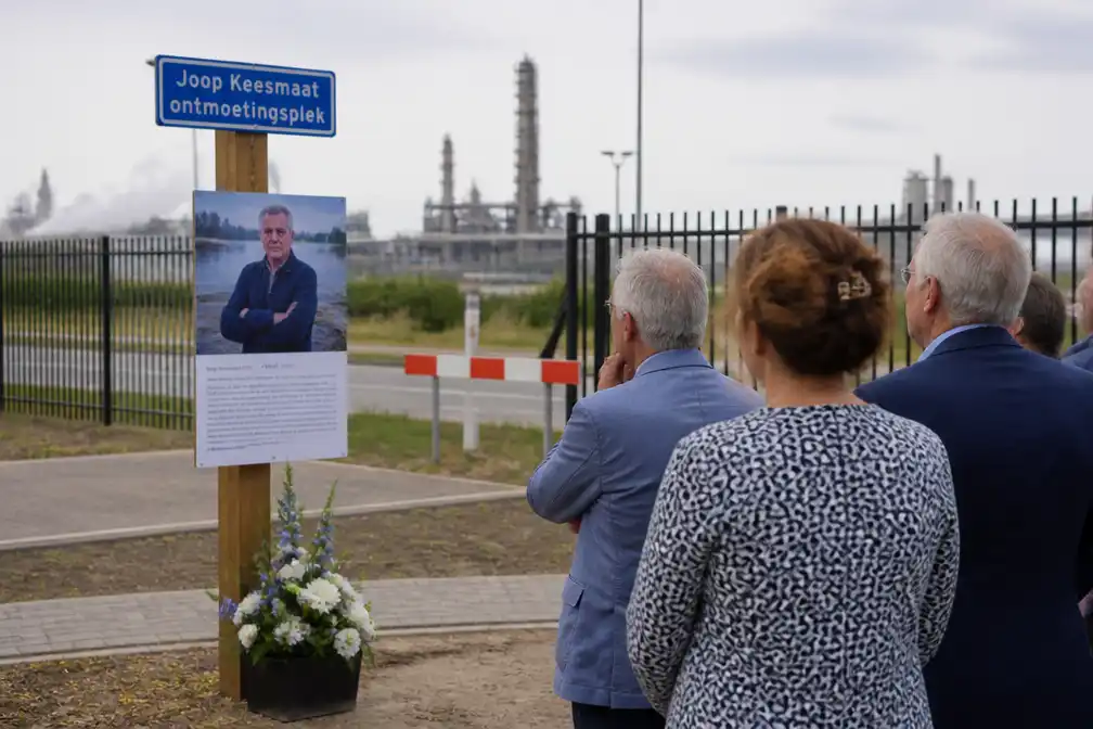 Activist Joop Keesmaat postuum geëerd tegenover PFAS-fabriek Chemours