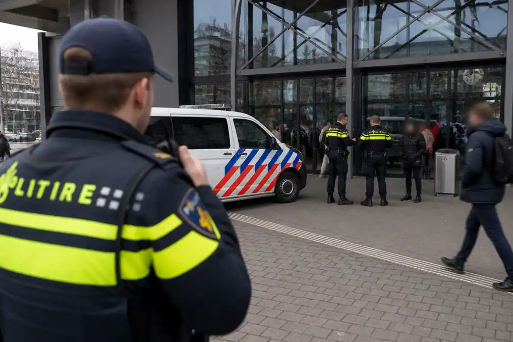 Man verliest tanden na weigeren sigaret bij station Amsterdam Sloterdijk