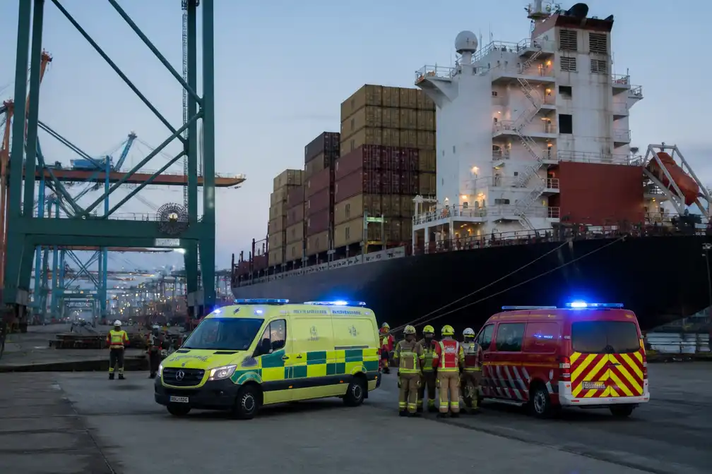 Chemisch lek op containerschip in Waaslandhaven, werknemers onwel