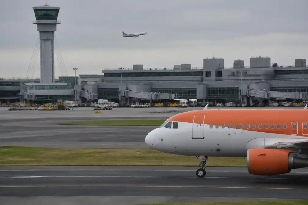 14 vlichten omgeleid na technisch probleem op Gatwick; Easyjet vast op Stansted