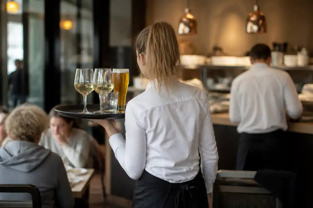 Flexi-jobs verdringen vaste banen in horeca, eerste studie toont aan