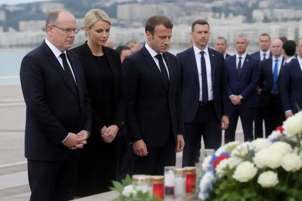 Prins Albert en prinses Charlene bij herdenking aanslag Nice met Macron