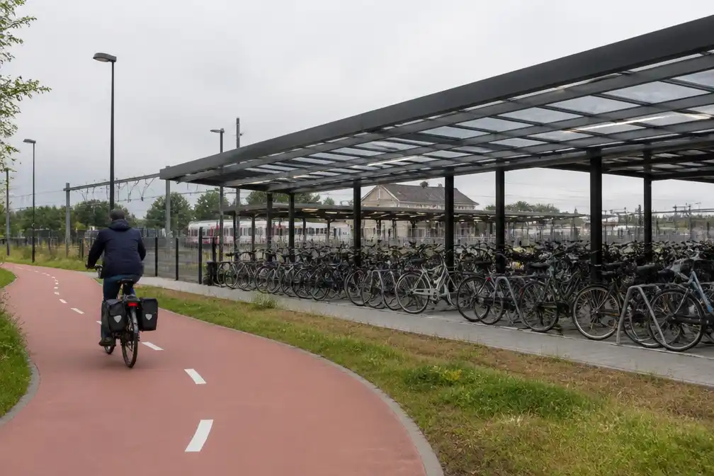 Nieuwe fietsenstalling en 16,5 km fietsnetwerk geopend in Antwerpse regio