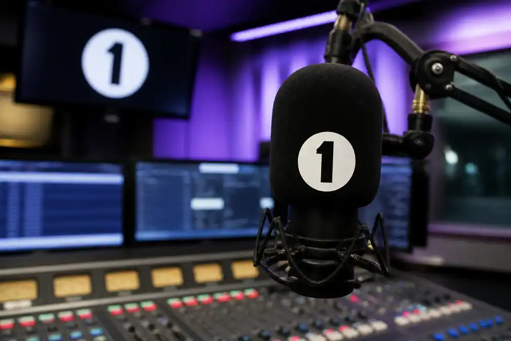 BBC Radio 1 schrapt zes presentatoren, waaronder Dean McCullough en Melvin Odoom