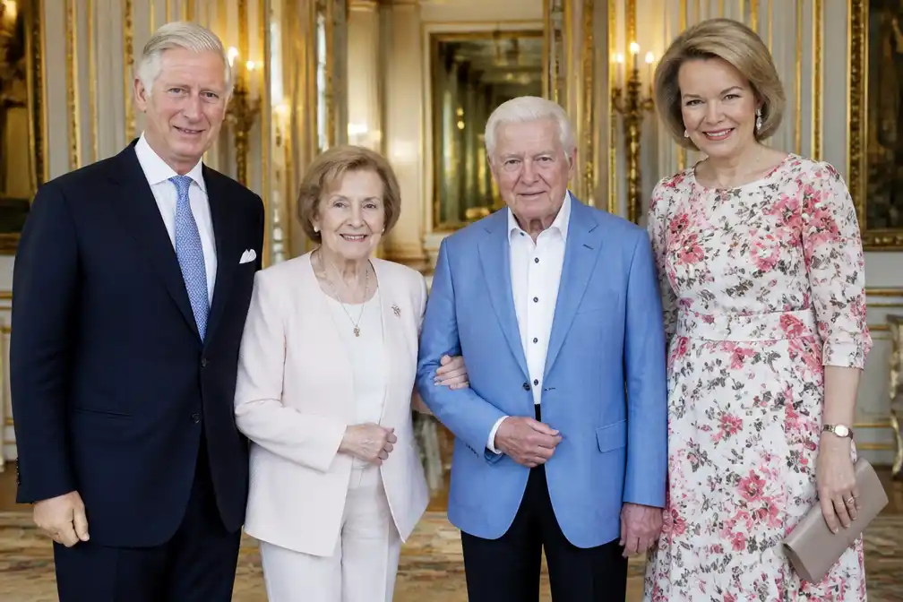 Koning Filip en Koningin Mathilde ontvangen 'Familie'-acteurs voor 100ste verjaardag