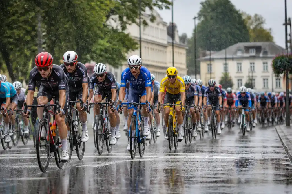 Regenachtige start elfde etappe Tour de France op 15 juli 2026