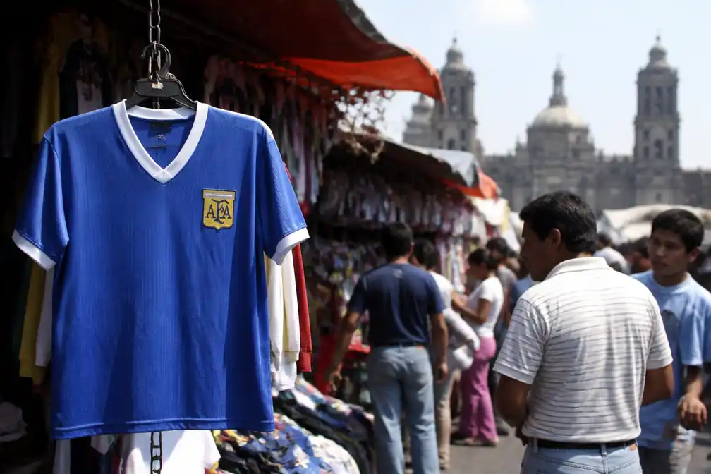 Argentiniës blauwe shirt als knipoog naar 1986 doet verhaal herleven van duurste shirt ooit op Mexicaanse straatmarkt
