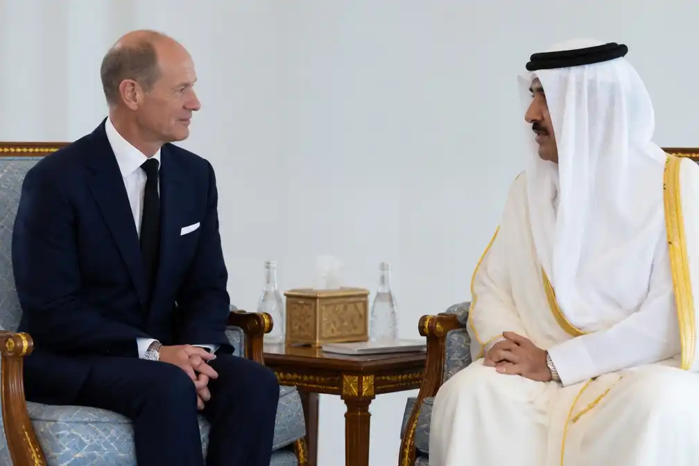 Prins Edward betuigt respect aan overleden oud-emir van Qatar in Doha