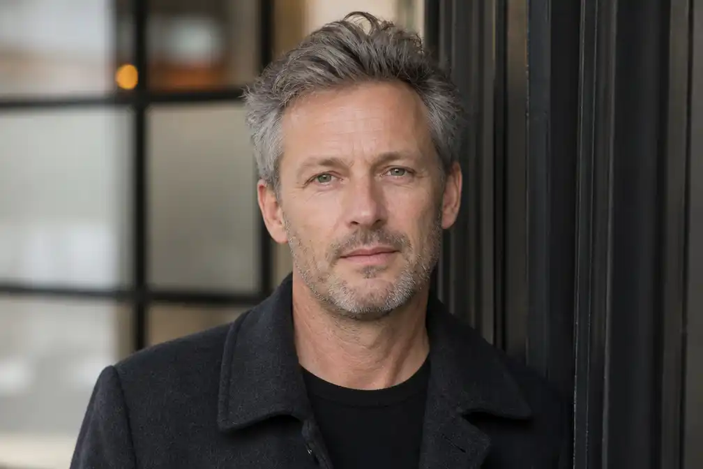 Acteur Roeland Fernhout noemt zichzelf queer in LINDA